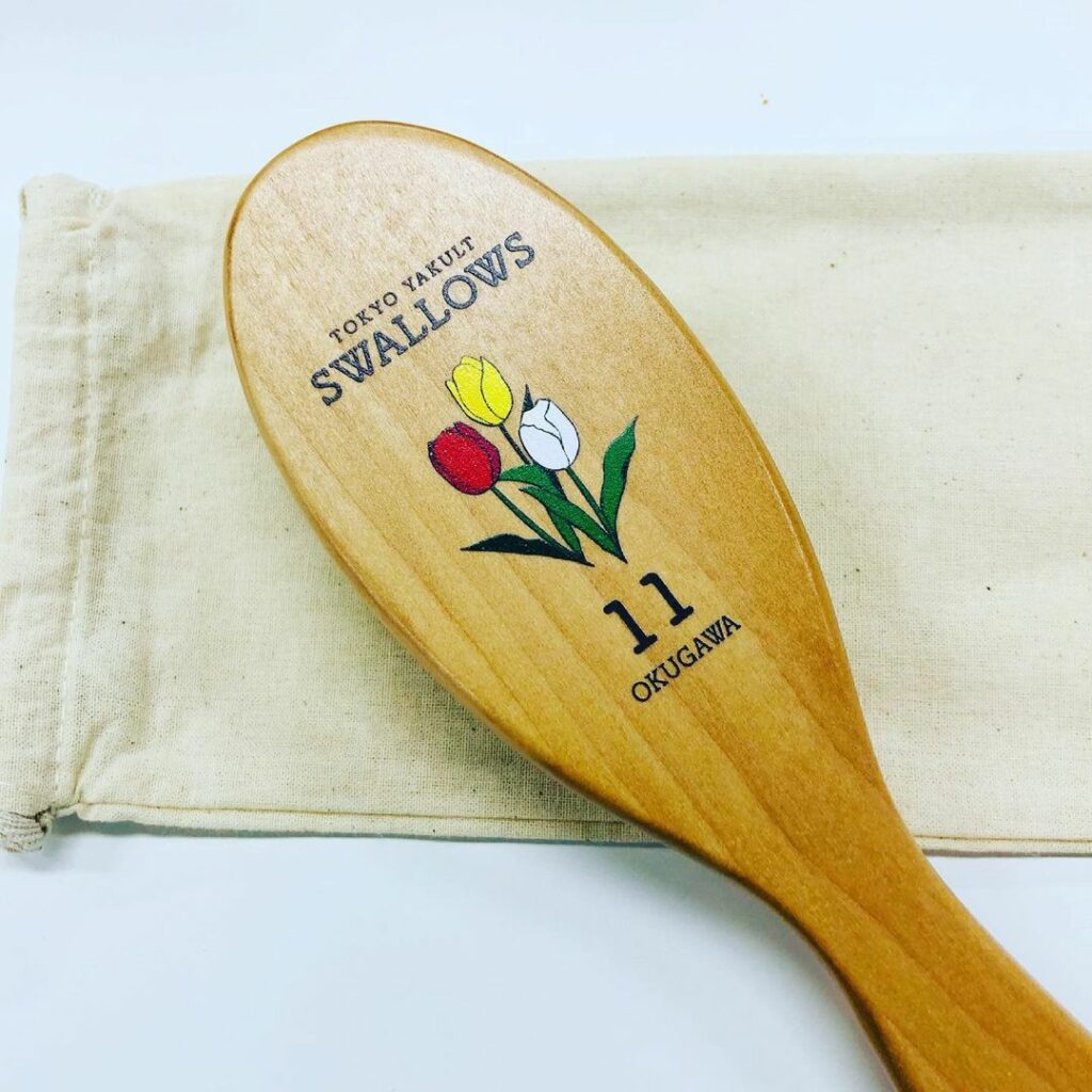 Tokyo-Yakult-Swallows: 本日のご紹介は、 選手の誕生日花をあしらった ブラシ、キャンドル、マウスパッドです とっても可愛いので、 普段使いもできちゃう商品です そして、そして、 おま…