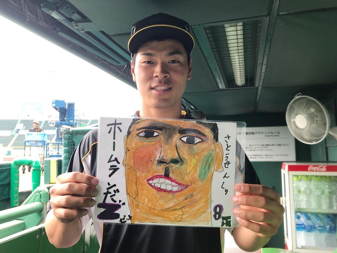 Hanshin Tigers 今日から甲子園で3連戦です 今日もベンチに応援イラスト飾っています 佐藤選手が スゴイっすね と7歳の子からの素敵な 応援メッセージを手に 佐藤輝明 Npb Hub
