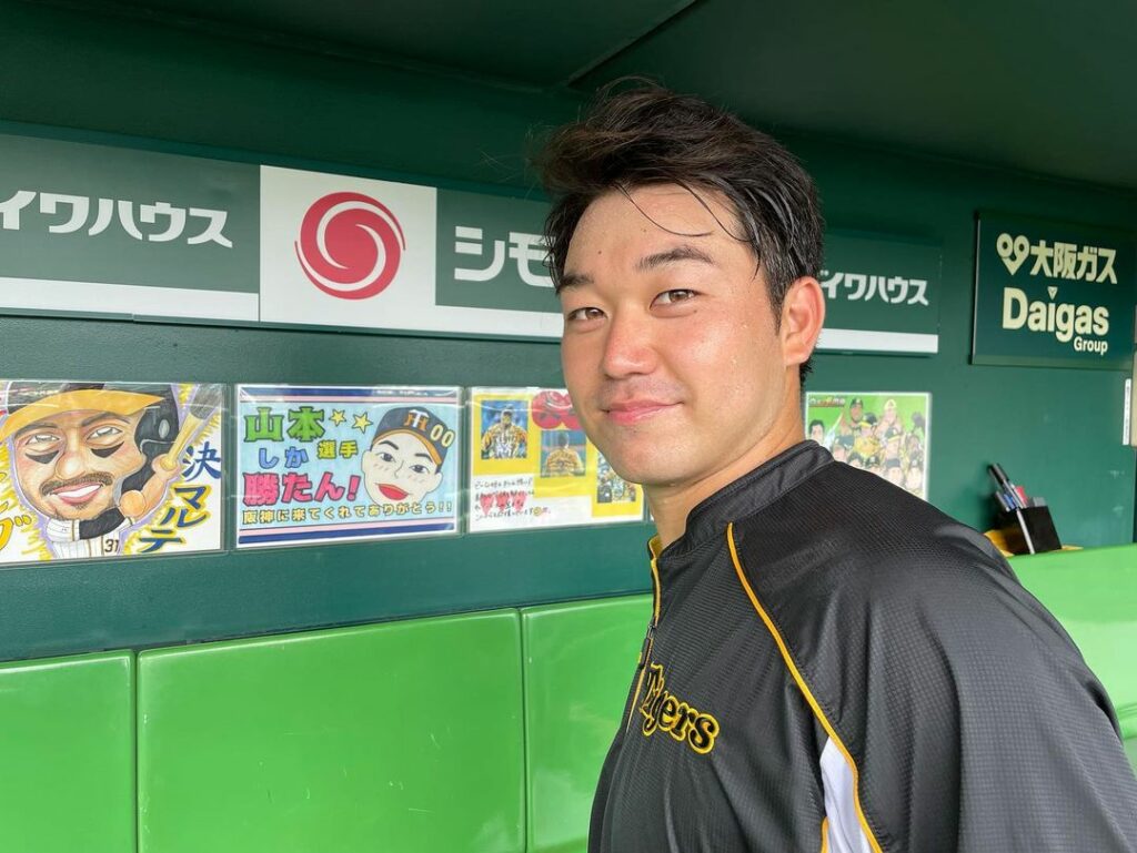 Hanshin-Tigers: 今日もベンチには心強い応援メッセージがファンクラブ会員の皆さまいつもありがとうございます！#山本泰寛 選手#江越大賀 選手#佐藤輝明 選手#中野拓夢 選…