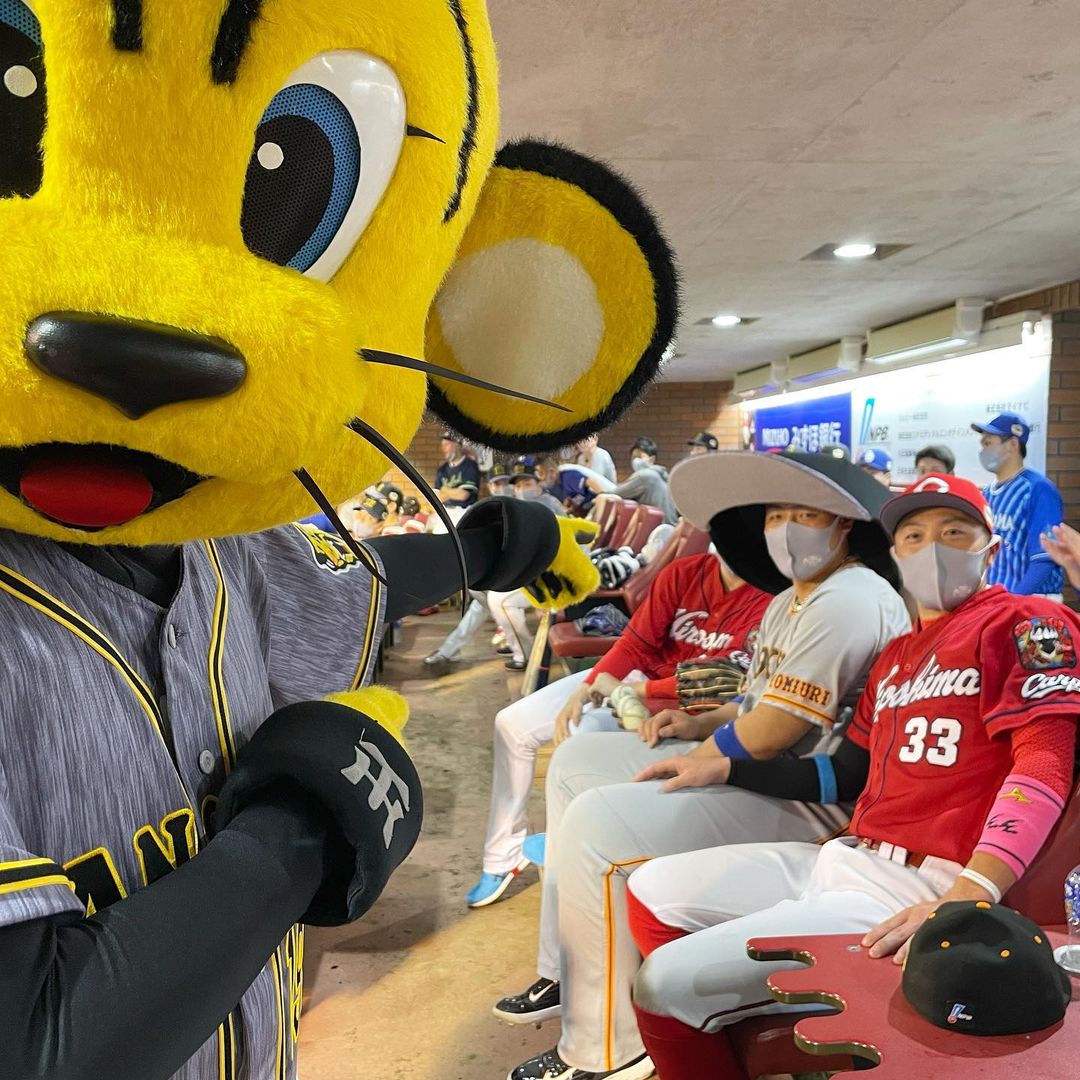 Hanshin Tigers トラッキーもオールスターゲームを満喫してました トラッキー 矢野燿大 監督 岡本和真 選手 菊池涼介 選手 中野拓夢 選手 出張中の 阪神園芸さ Npb Hub Hanshin Tigers トラッキーもオールスターゲームを満喫してました トラッキー 矢野燿大 監督 岡本和真 選手 菊池涼介 選手 中野拓夢 選手 出張中の 阪神園芸さ Npb Hub