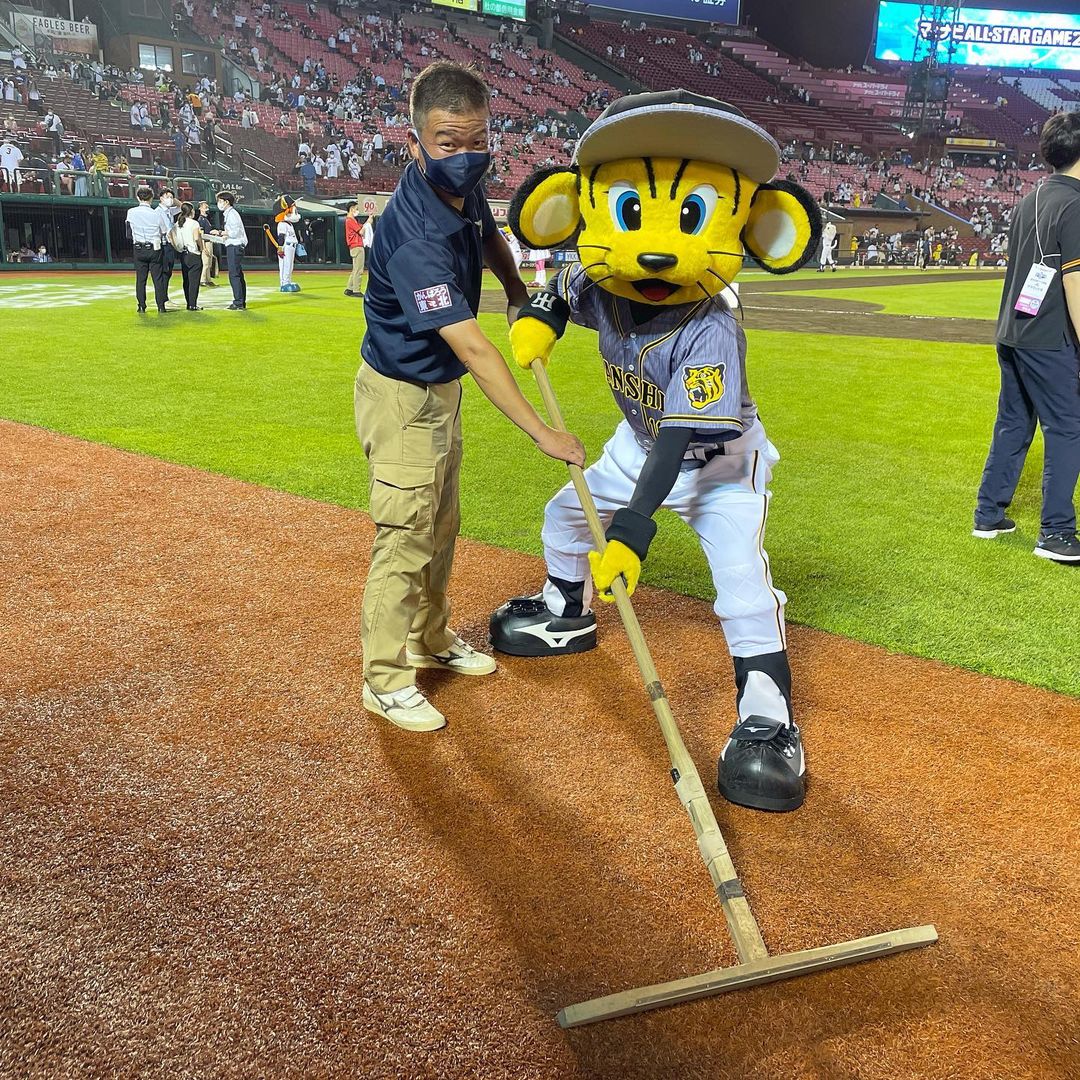Hanshin Tigers トラッキーもオールスターゲームを満喫してました トラッキー 矢野燿大 監督 岡本和真 選手 菊池涼介 選手 中野拓夢 選手 出張中の 阪神園芸さ Npb Hub Hanshin Tigers トラッキーもオールスターゲームを満喫してました トラッキー 矢野燿大 監督 岡本和真 選手 菊池涼介 選手 中野拓夢 選手 出張中の 阪神園芸さ Npb Hub