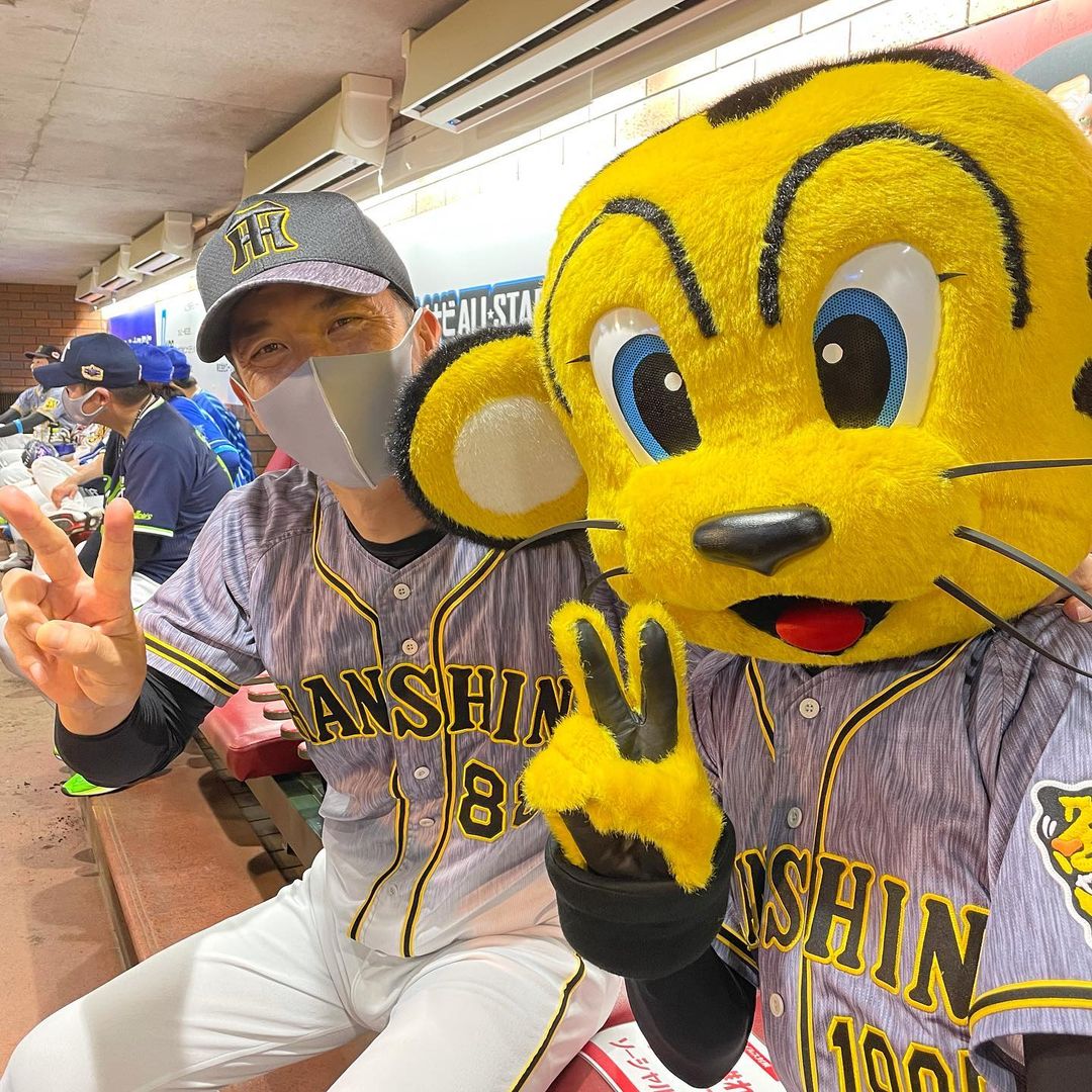 Hanshin Tigers トラッキーもオールスターゲームを満喫してました トラッキー 矢野燿大 監督 岡本和真 選手 菊池涼介 選手 中野拓夢 選手 出張中の 阪神園芸さ Npb Hub Hanshin Tigers トラッキーもオールスターゲームを満喫してました トラッキー 矢野燿大 監督 岡本和真 選手 菊池涼介 選手 中野拓夢 選手 出張中の 阪神園芸さ Npb Hub