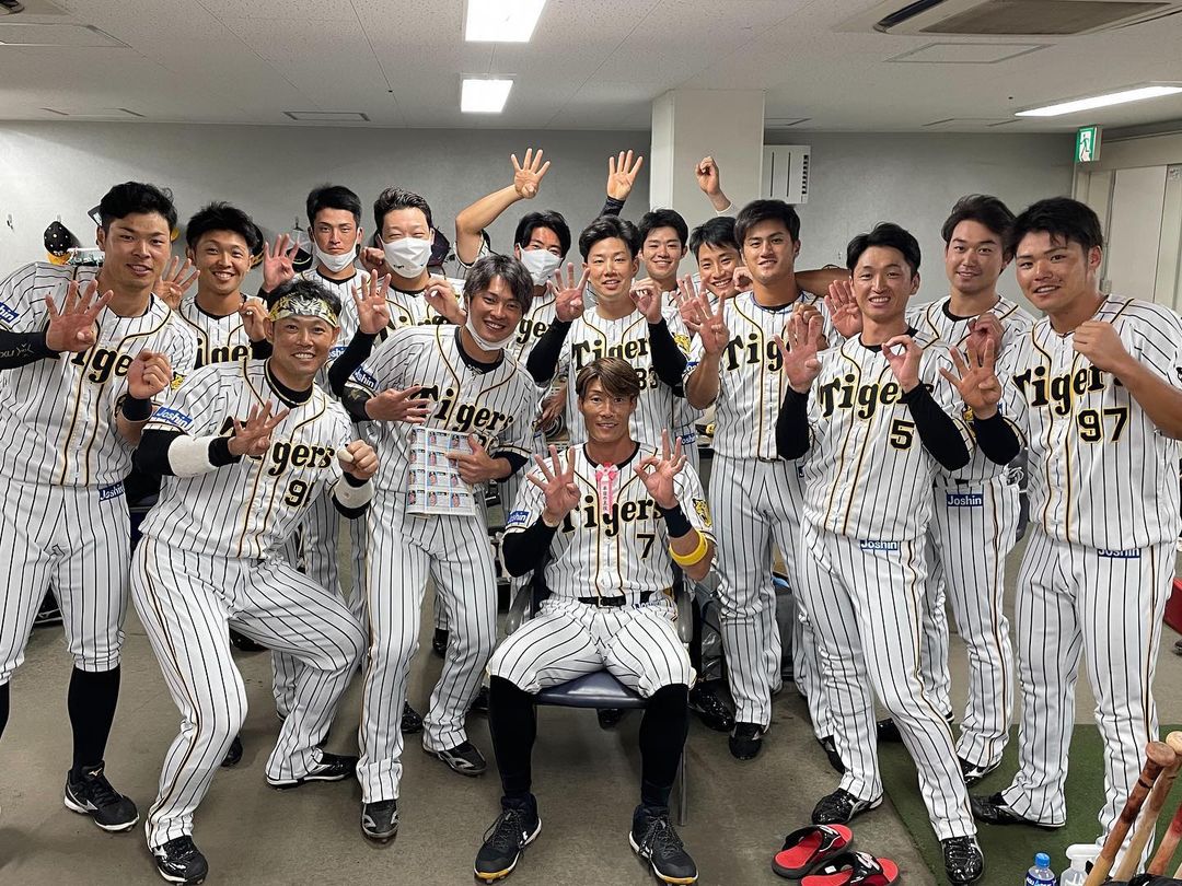 Hanshin Tigers 今日は糸井選手40歳のお誕生日です おめでとうございます 野手の皆さんで 糸井嘉男 選手 Itoiyoshio 7 40thbirthday Npb Hub