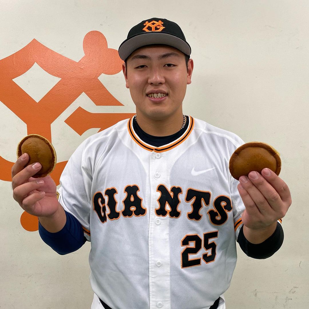 Yomiuri Giants Happy Birthday ドラえもん 誕生日おめでとう 巨人のドラえもん こと 岡本和真 選手から どら焼き をプレゼント ドラえもんにはナイショ Npb Hub Yomiuri Giants Happy Birthday ドラえもん 誕生日おめでとう 巨人のドラえもん こと 岡本和真 選手から どら焼き をプレゼント ドラえもんにはナイショ Npb Hub
