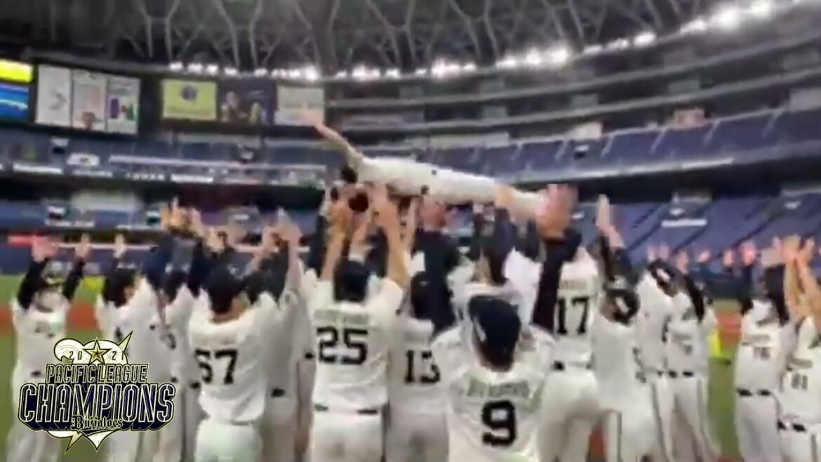 ORIX-Buffaloes: 【全員で優勝!】中嶋監督の胴上げ!