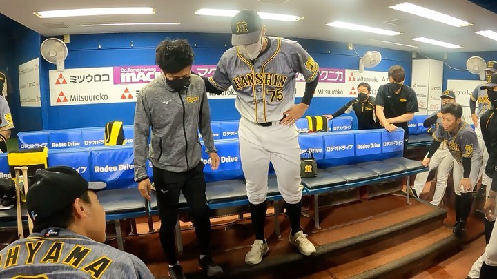 Hanshin-Tigers: 今日の円陣！声出しはスアレス投手です！！  #ロベルトスアレス 選手#今日の円陣#阪神タイガース #挑超頂…