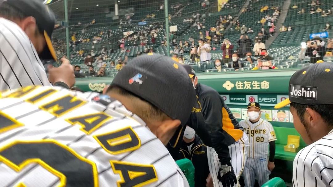 HanshinTigers 今日の円陣! 声出しは近本選手です!! 近本光司 選手 今日の円陣 阪神タイガース 挑超頂… NPB HUB HanshinTigers 今日の円陣! 声出しは近本選手です!! 近本光司 選手 今日の円陣 阪神タイガース 挑超頂… NPB HUB