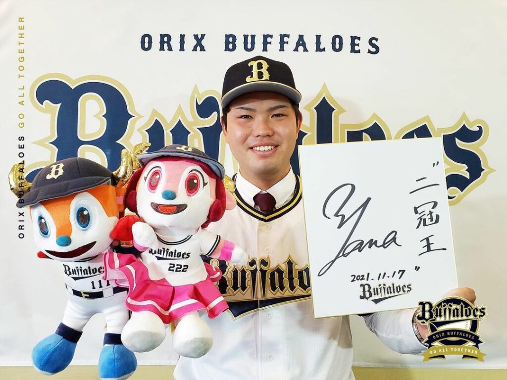 ORIX-Buffaloes: 本日山中選手の仮契約が行われました。
◇山中尭之選手
「ようやく第一歩がきれたかなと思います。ここからがスタートなので、支配下になるために、ミスを恐れず精一杯や…