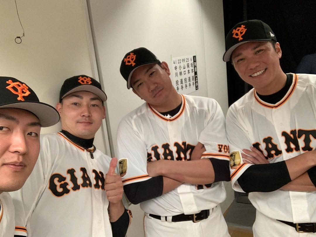 Yomiuri-Giants: #ともに強く #読売巨人軍2021シーズン感謝祭 #自撮り 