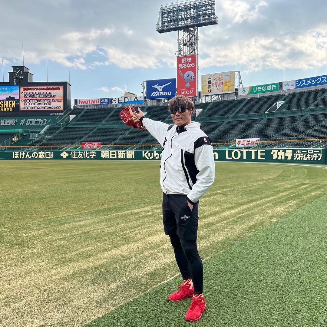 Hanshin-Tigers: 糸井選手が自主トレを公開しました！ その後、インタビューを受け意気込みを語りました！ #糸井嘉男 選手 #自主トレ公開  #阪神タイガース #イチにカケル！… - NPB HUB