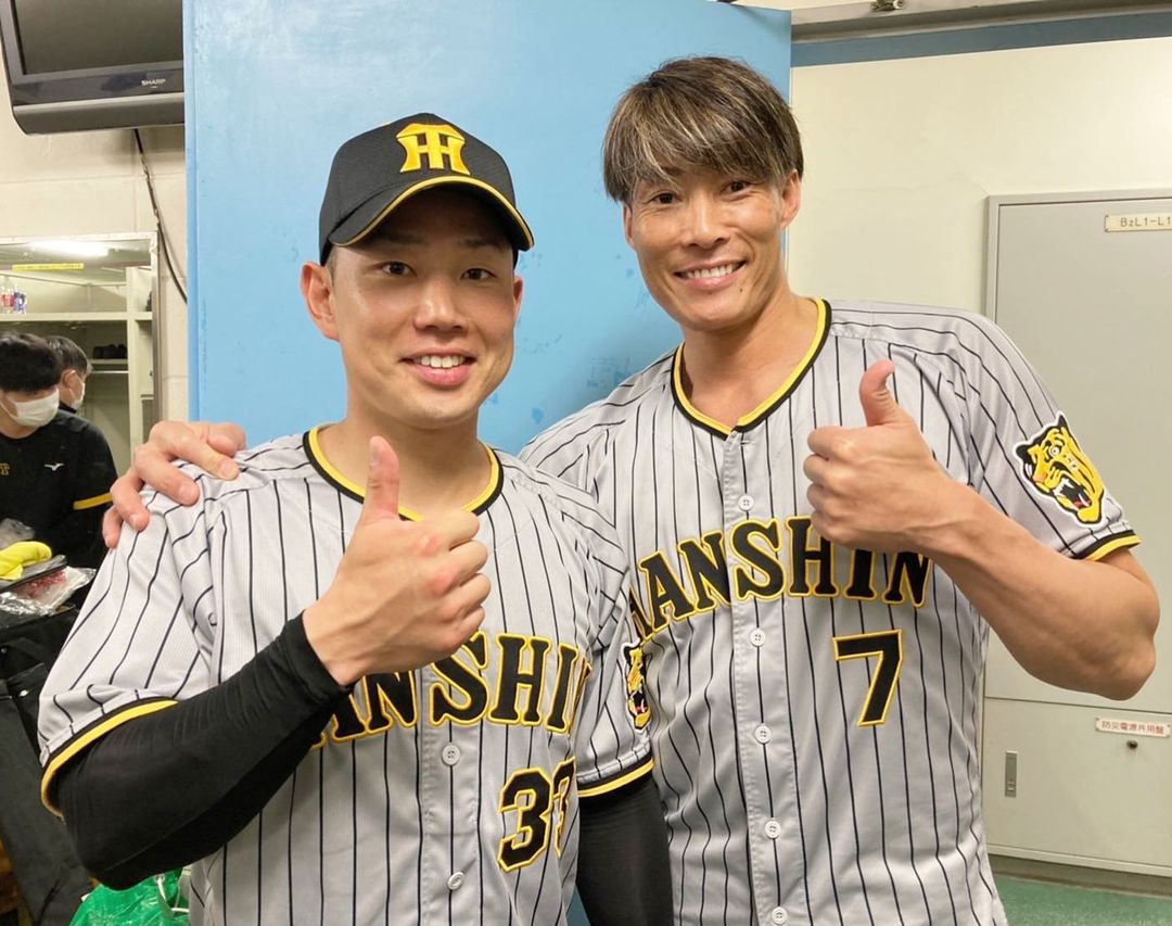 Hanshin-Tigers: 4安打1打点の活躍をした糸原選手と、代打2点タイムリーを打った糸井選手です！ #糸原健斗 選手 #糸井嘉男 選手  #糸糸コンビ #阪神タイガース #伝統の一… - NPB HUB