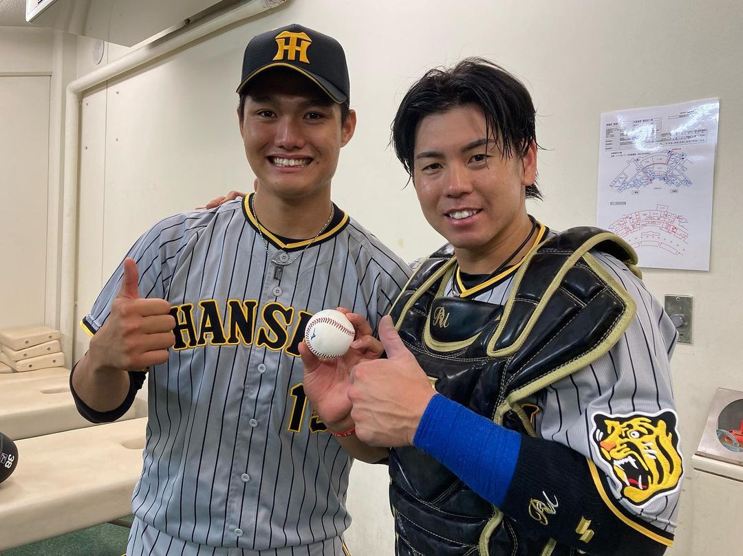 Hanshin Tigers 今日のヒーローは 気迫溢れる見事な投球で今季初勝利をあげた西純矢選手です バッテリーで 今日のヒーロー 西純矢 選手 今季初勝利 梅野隆太郎 選手 Npb Hub