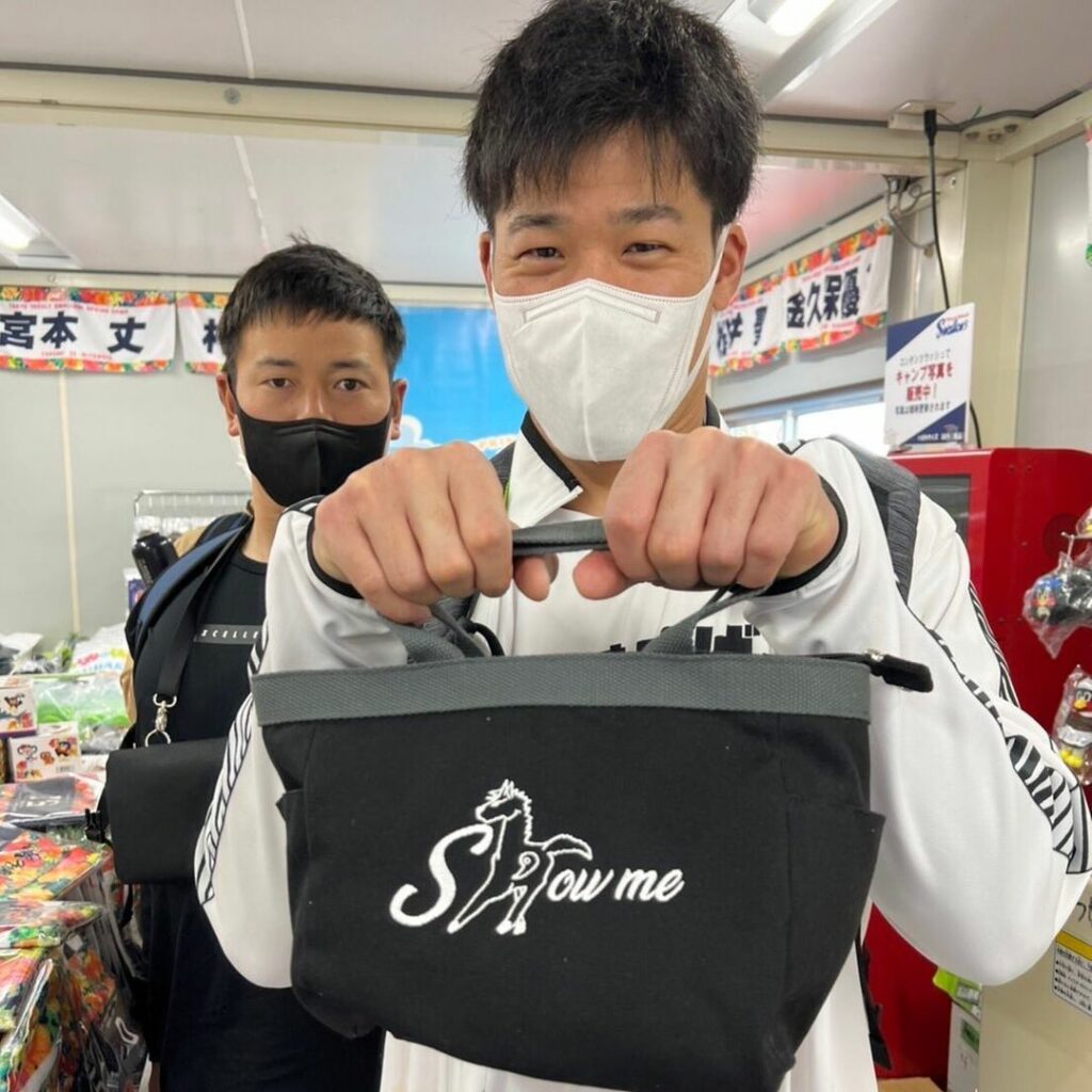 Tokyo-Yakult-Swallows: 選手プロデュースグッズ 第三弾(夏バージョン) 6月24日からの販売です 塩見選手トートバッグ 奥川選手× Hydro Flaskコラボタンブラー(3色) 山崎…