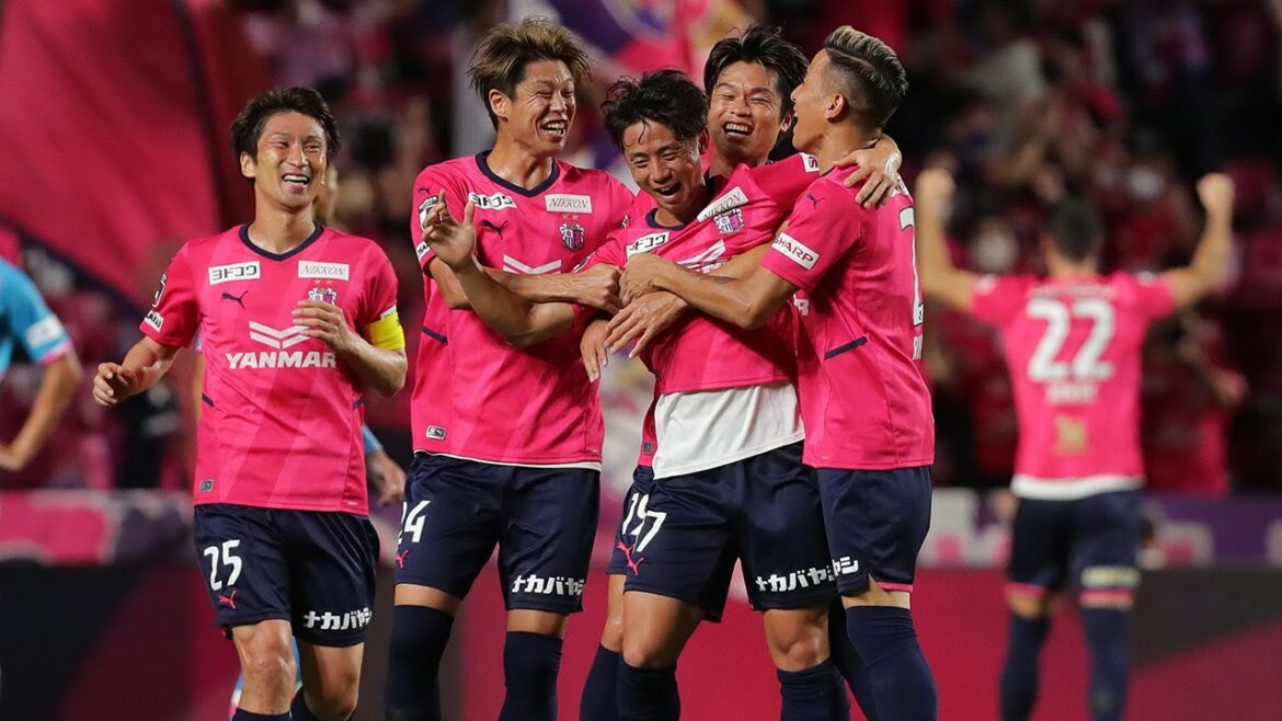 DFがクリアしたボールを鈴木 徳真(C大阪)がダイレクトシュート!これがクロスバーに当たりながらもゴールに吸い込まれる【第29節のピックアップゴール】