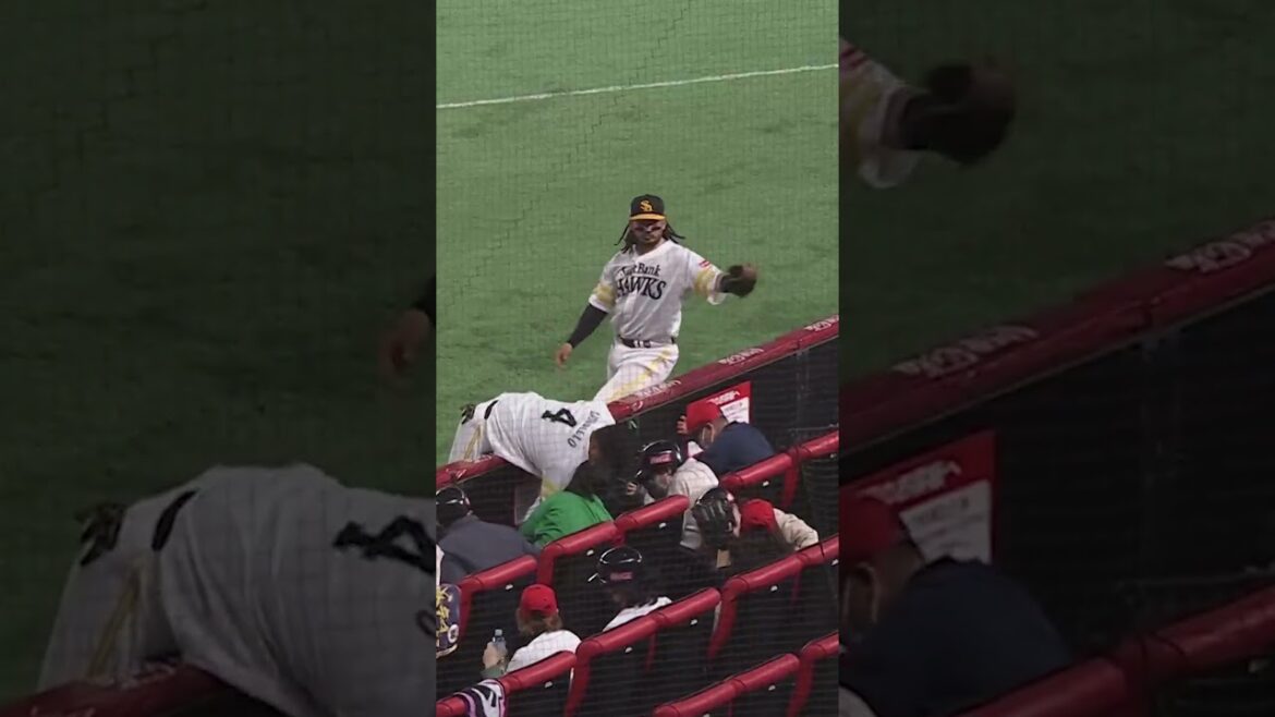 Pacific-League: 【紳士な亀】ファンの心はしっかり掴む #shorts