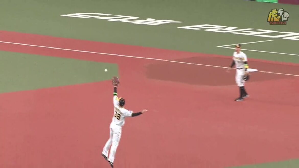 Hanshin-Tigers: 【忍者の如く】小幡選手がジャンピングキャッチ!スタンドを沸かせる!【2023/3/31T-DB】