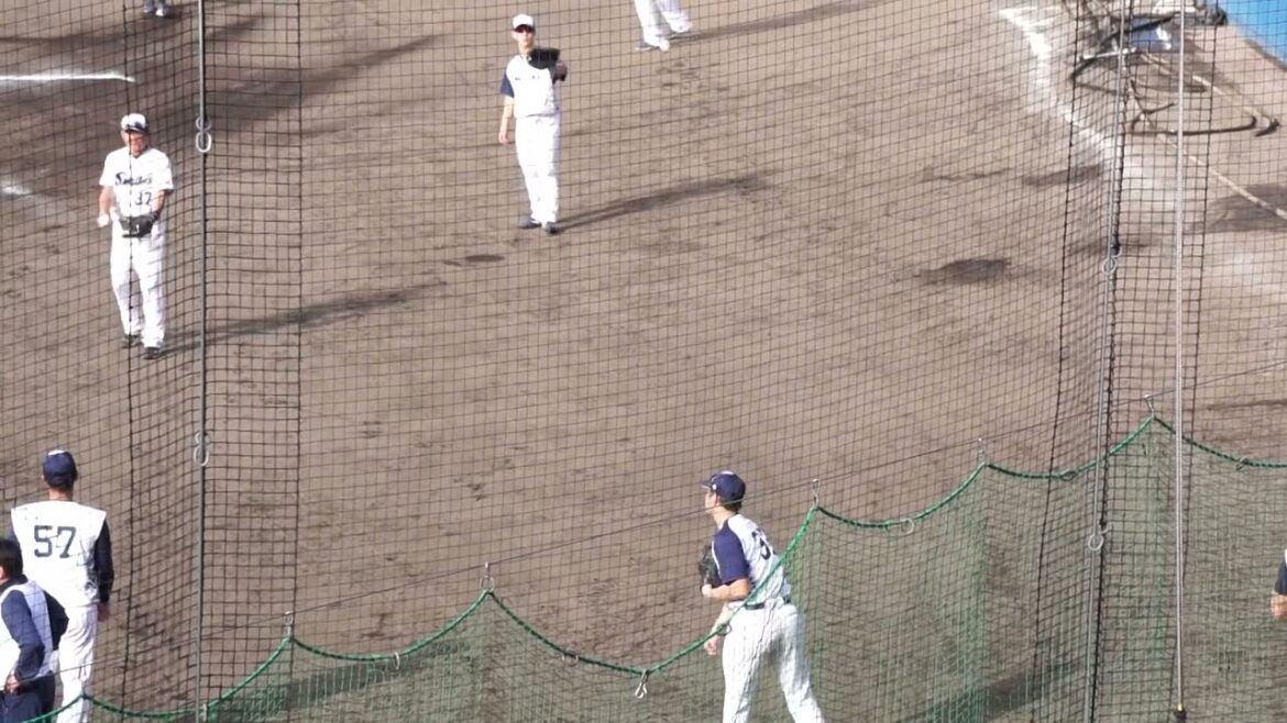 2023/2/19(日) キャッチボール 松本直樹、内山壮真(東京ヤクルトスワローズ)