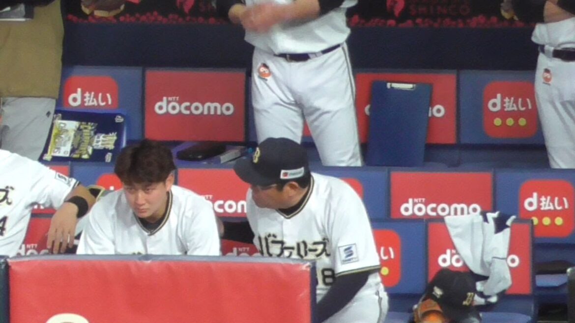 凡退が続く紅林の隣に座って話をする水本ヘッドコーチ