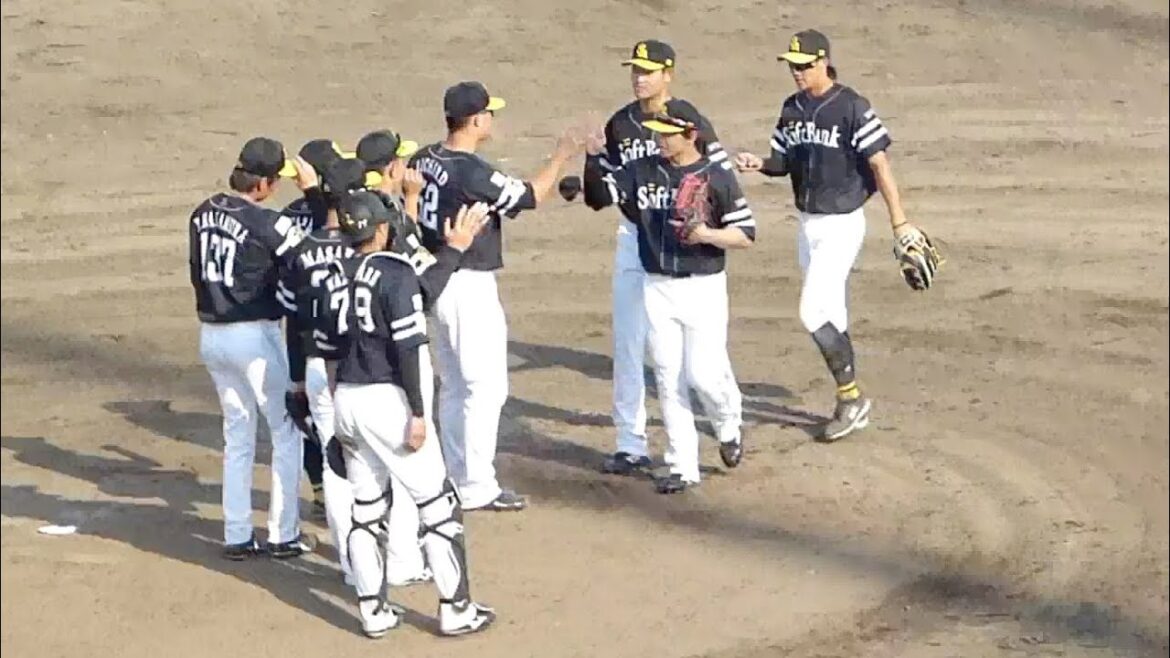 ソフトバンク2軍勝利のハイタッチ【2022年 ソフトバンクホークス対中日ドラゴンズ プロ野球 2軍ファーム戦 ウエスタンリーグ ナゴヤ球場】