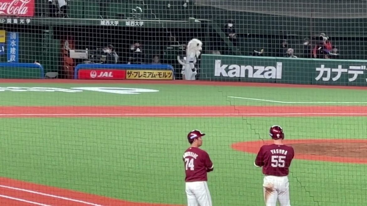 ピッチャー強襲のボールが太ももに当たり、手当てに向かう松本航と、自分の太ももをさすりながら心配するレオ【西武vs楽天】2023/5/12