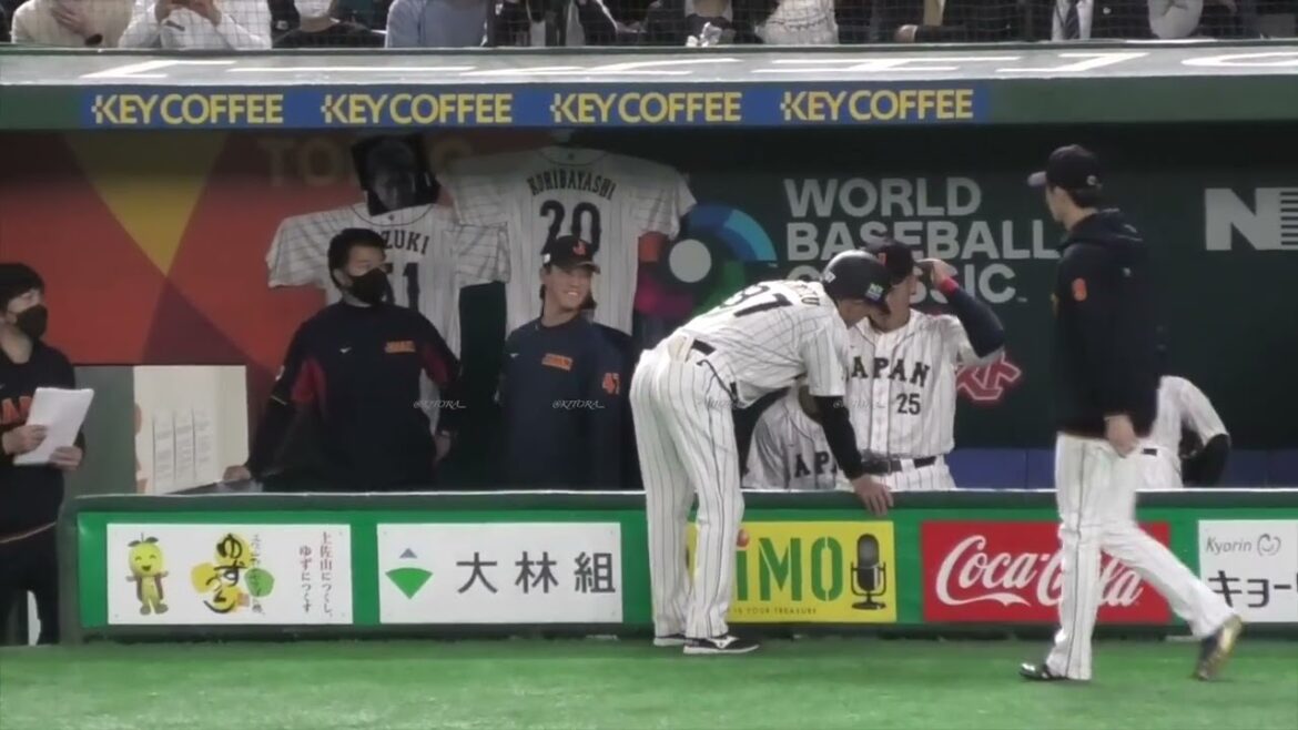 【侍ジャパン】高橋奎二に頬をペチンとされる山本由伸