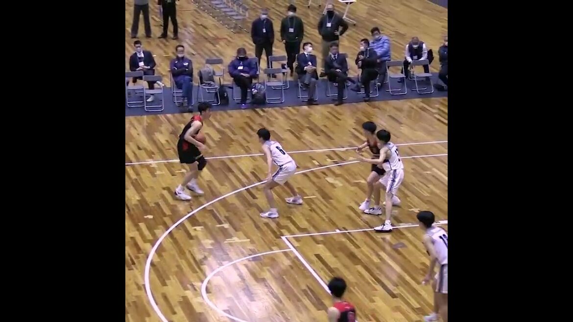 【バスケ】東山エースが無双44得点!近畿頂上決戦でゾーンに入り止まらないゲームハイ 佐藤友(2年/主将/No.4/189cm) #shorts #高校バスケ