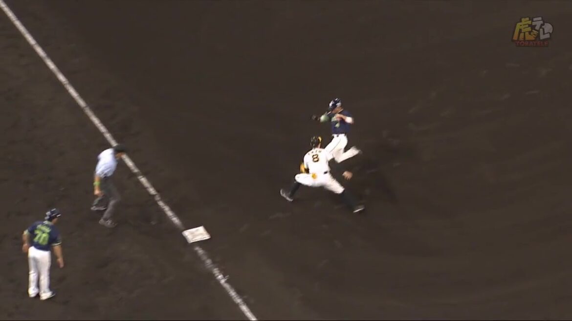 Hanshin-Tigers: 【ドンピシャ】#森下翔太 選手の強肩が炸裂!ストライク送球で3塁タッチアウト!【2023/7/8T-S】