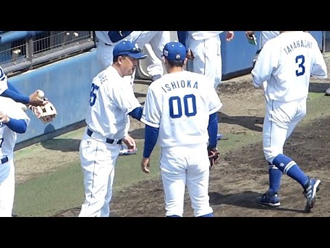 渡邉博幸コーチから守備を教わる石岡諒太選手 2022年 中日ドラゴンズ対ソフトバンク プロ野球 2軍ファーム戦 ウエスタンリーグ ナゴヤ球場