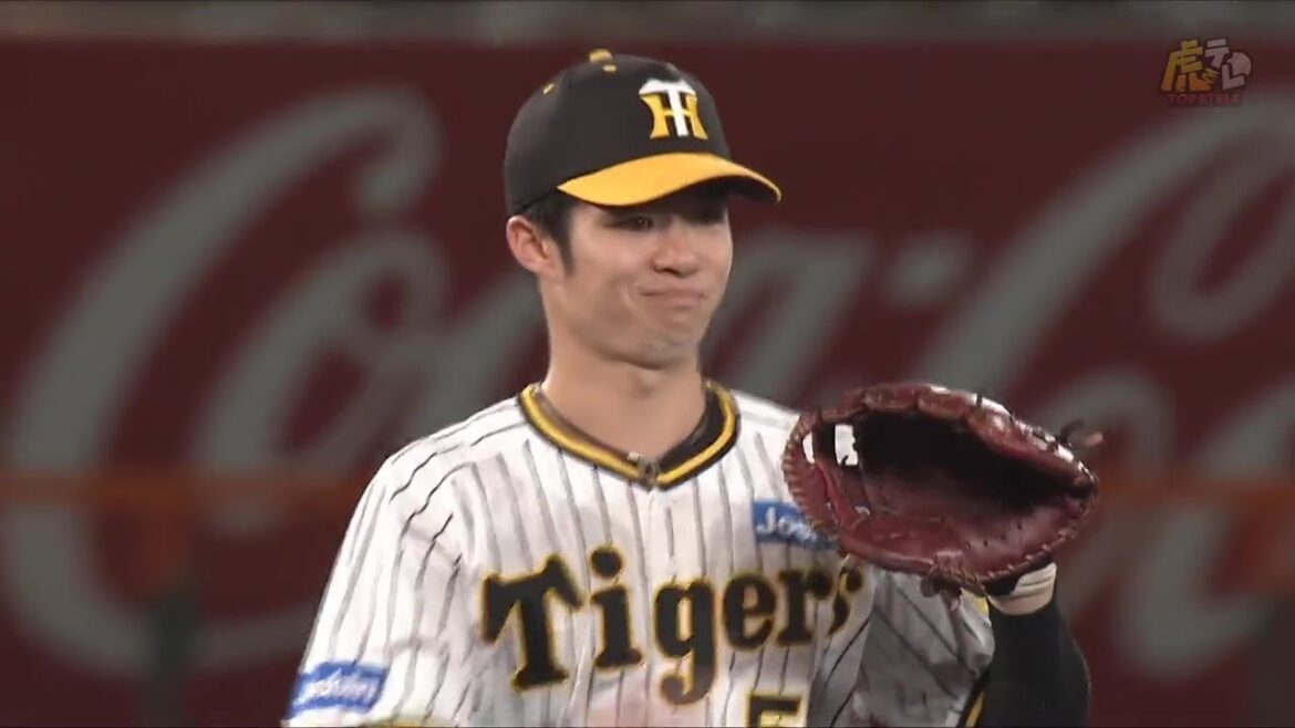 Hanshin-Tigers: 【これは凄い】8回表、セカンドゴロ、4・6・3のダブルプレー! #中野拓夢 選手の神技・グラブトス!【2023/7/16T-D】