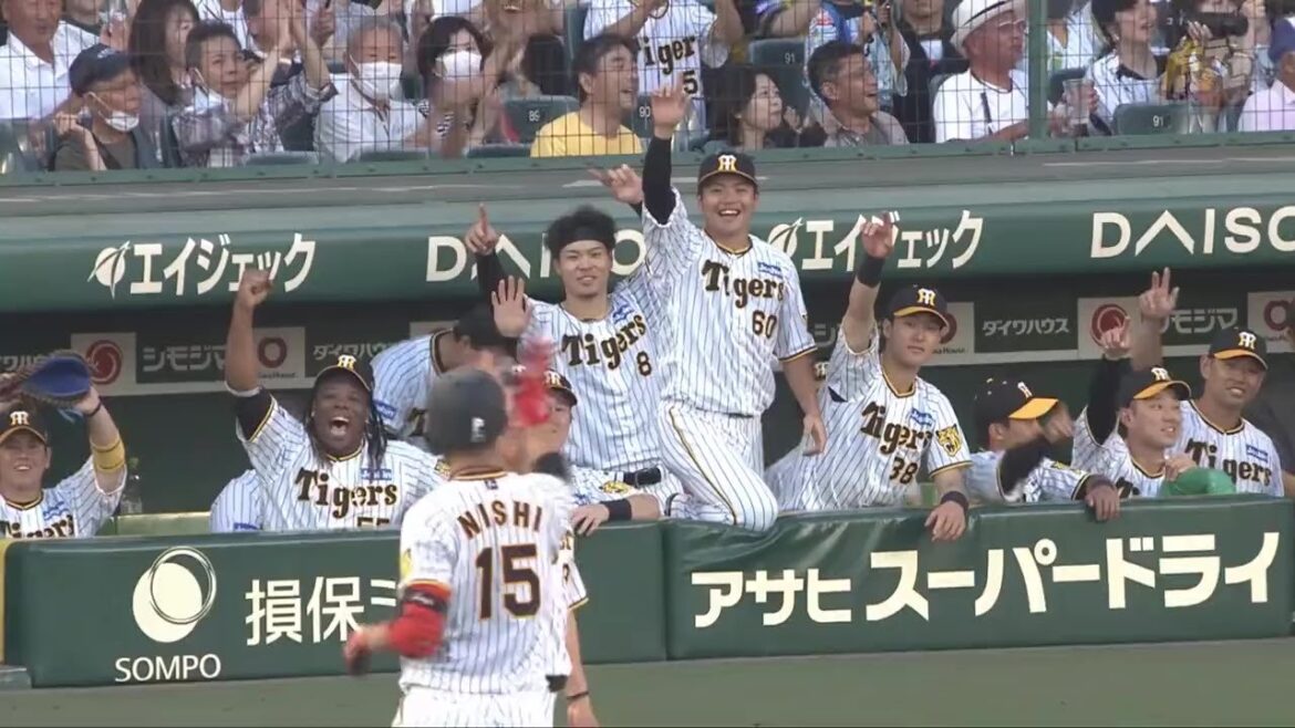 Hanshin-Tigers: 【好打】2回裏、 #西純矢 選手がセンター前タイムリーヒット!自らのバットで援護点を叩き出す!【2023/7/17T-D】