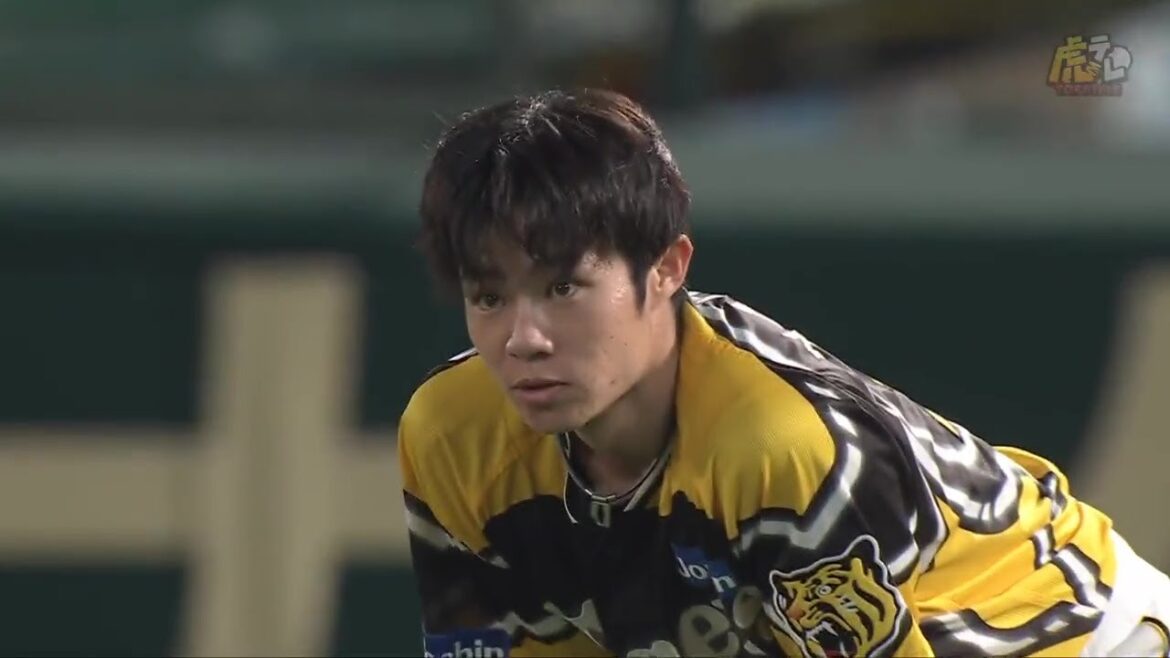 Hanshin-Tigers: 【超美技】7回表 #中野拓夢 選手がセカンド後方の打球を懸命のジャンピングキャッチ!スーパープレーに大喝采!【2023/7/27T-G】