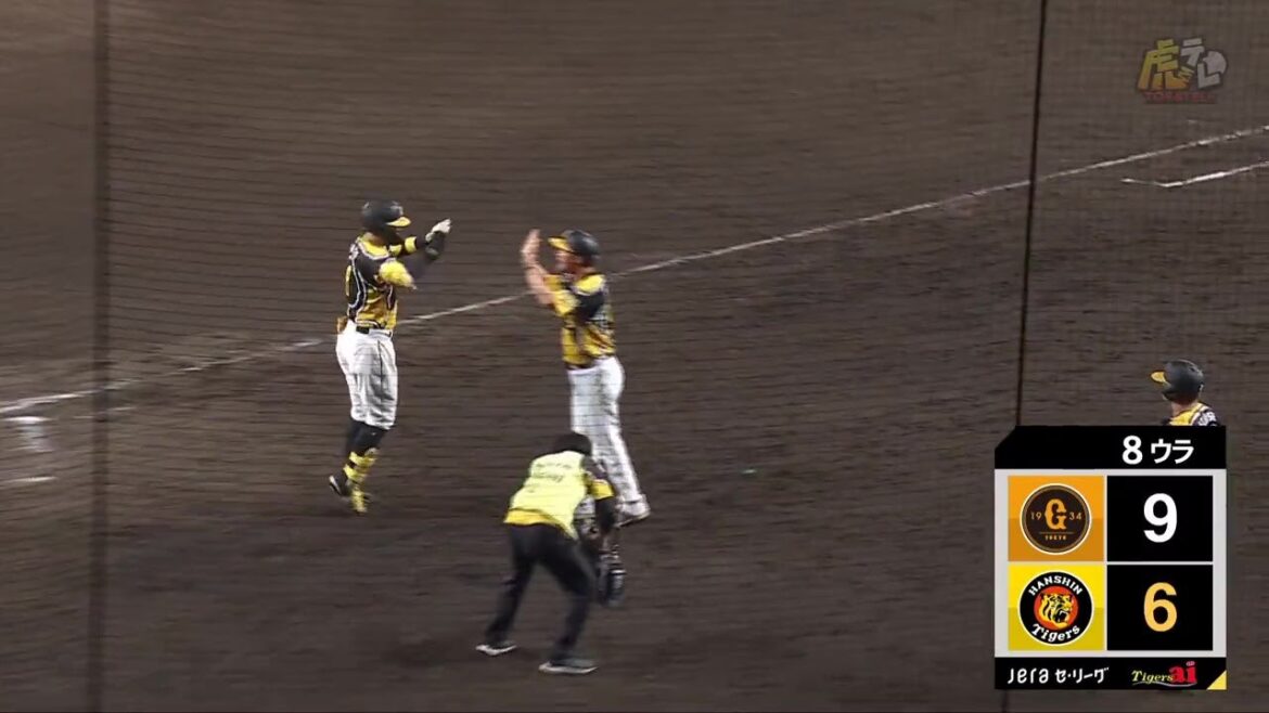 Hanshin-Tigers: 【豪快弾】8回裏 #佐藤輝明 選手がセンター左へ第11号ソロホームランを叩き込む!【2023/7/27T-G】
