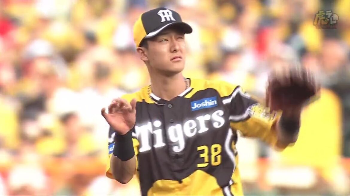 Hanshin-Tigers: 【攻めの守備】#小幡竜平 選手と#近本光司 選手が試合開始早々に守備で魅せる!【2023/7/30T-C】