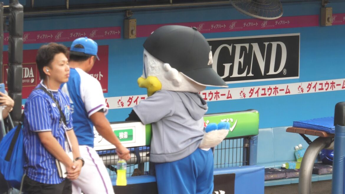 ズーちゃん 乙坂智が来るのが待ち遠しい 横浜DeNAベイスターズベンチ前