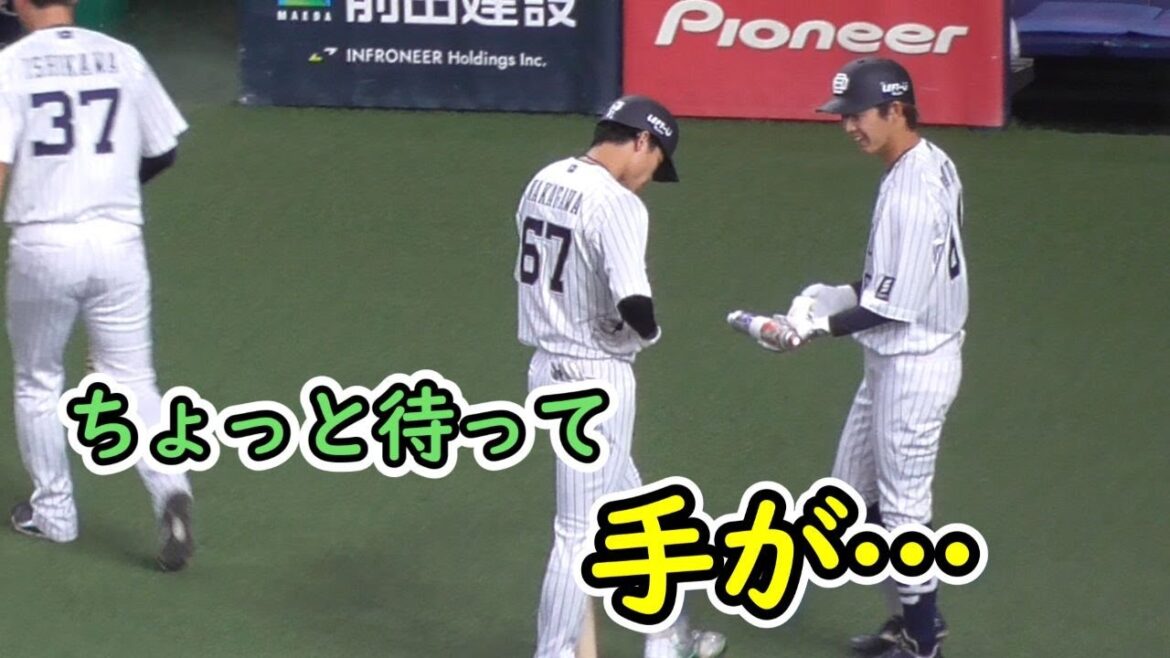 バットが折れて手が痺れてしまい、滑り止めスプレーを吹きかけるのを痺れがマシになるまで少し待つ中川圭太