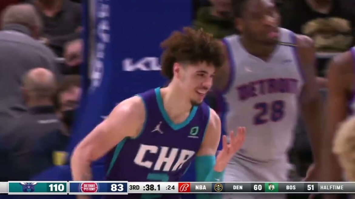 |三球左手上籃輕鬆寫意打進後看著自己的手笑了|