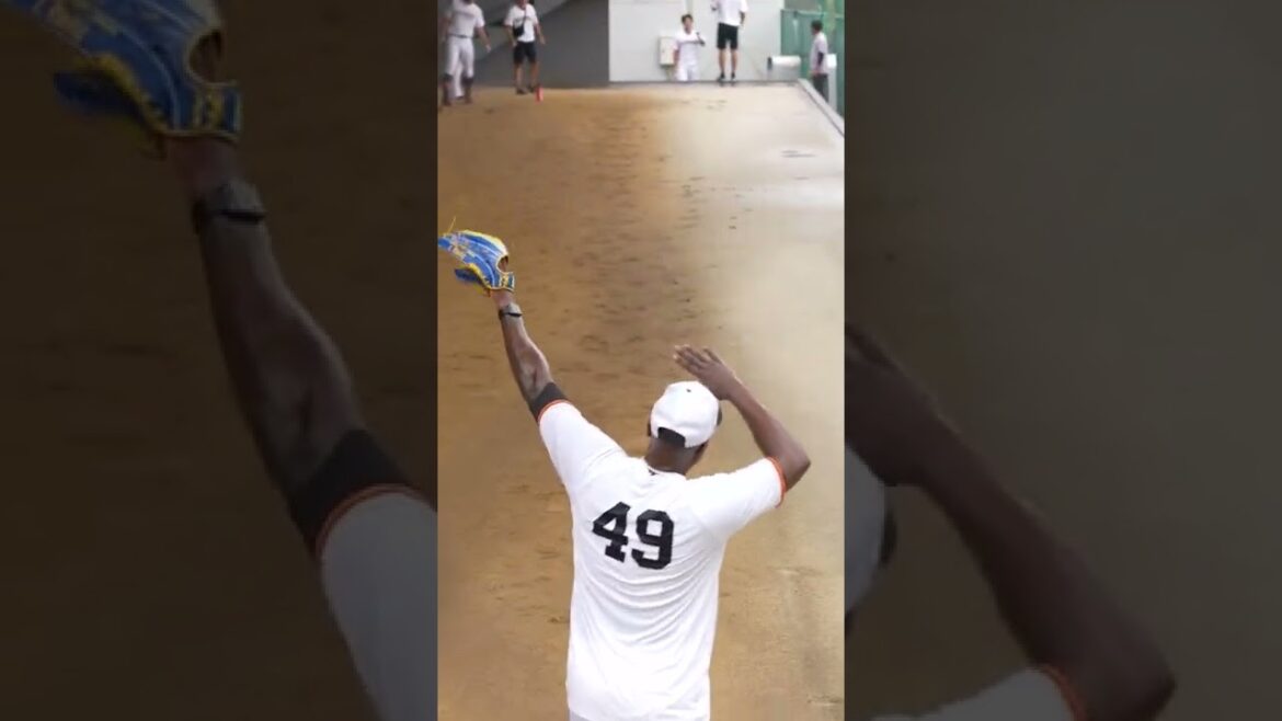 外でキャッチボールしたい巨人のビエイラ選手と、暴投が危険なので屋内でキャッチボールしたい球団職員さん #Shorts