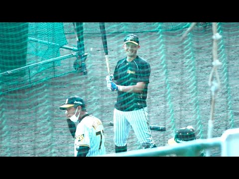 【阪神】井上広大、いい笑顔でコーチと打撃フォーム修正!