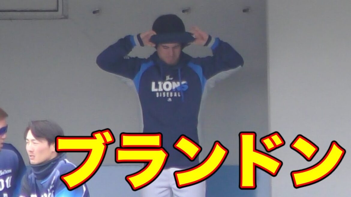 暑くなりネックウォーマーを脱ぐブランドン【西武ライオンズ 2021年 プロ野球 オープン戦】