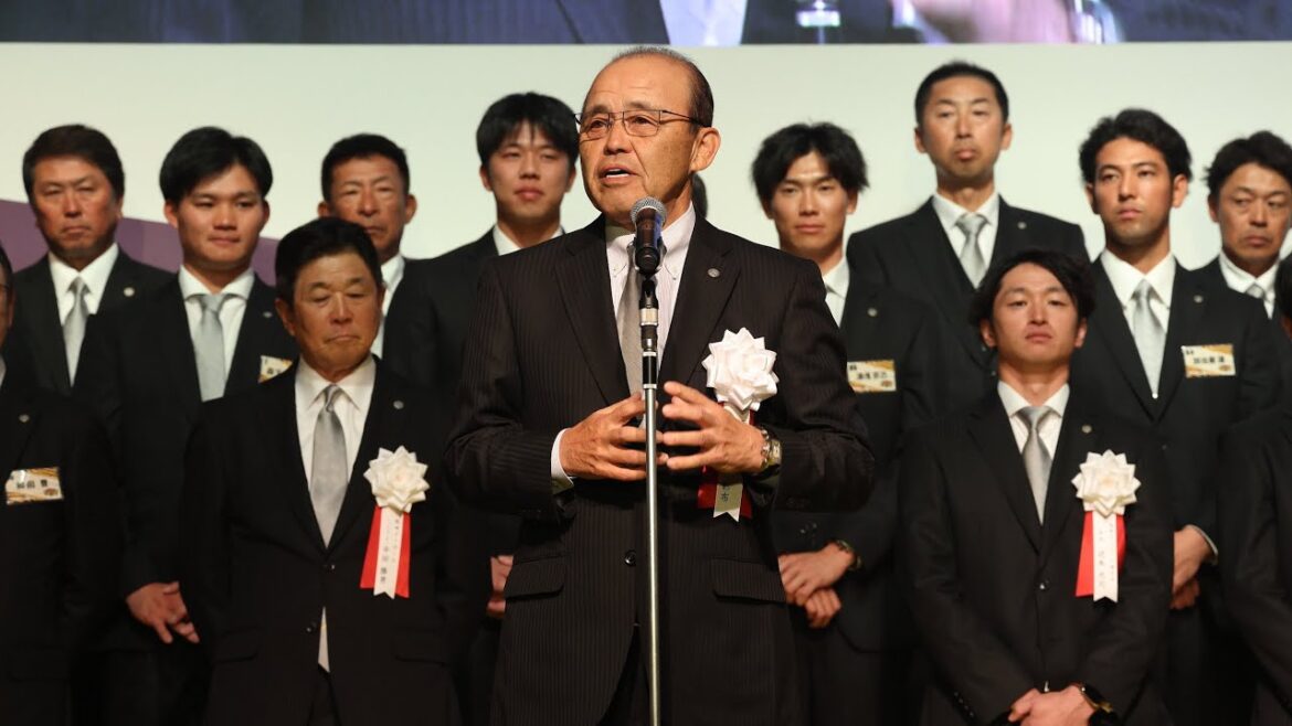 Hanshin-Tigers: 【優勝祝賀会】#岡田彰布 監督挨拶や #近本光司 選手「選手会長」最後の挨拶、#川藤幸三 OB会長の乾杯の様子をお届け!総勢500名が参加した祝賀会の締めは#丘みどり さんによる「六甲おろし」です!