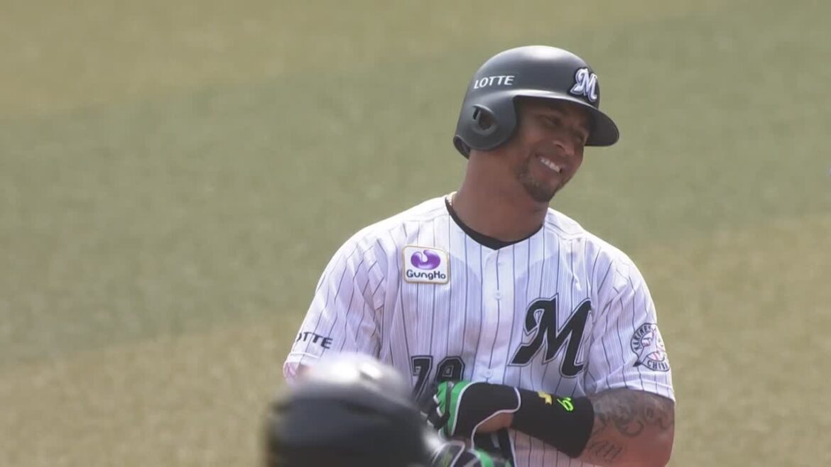 千葉ロッテ・マーティン、斎藤佑樹から技ありの一打を放つ