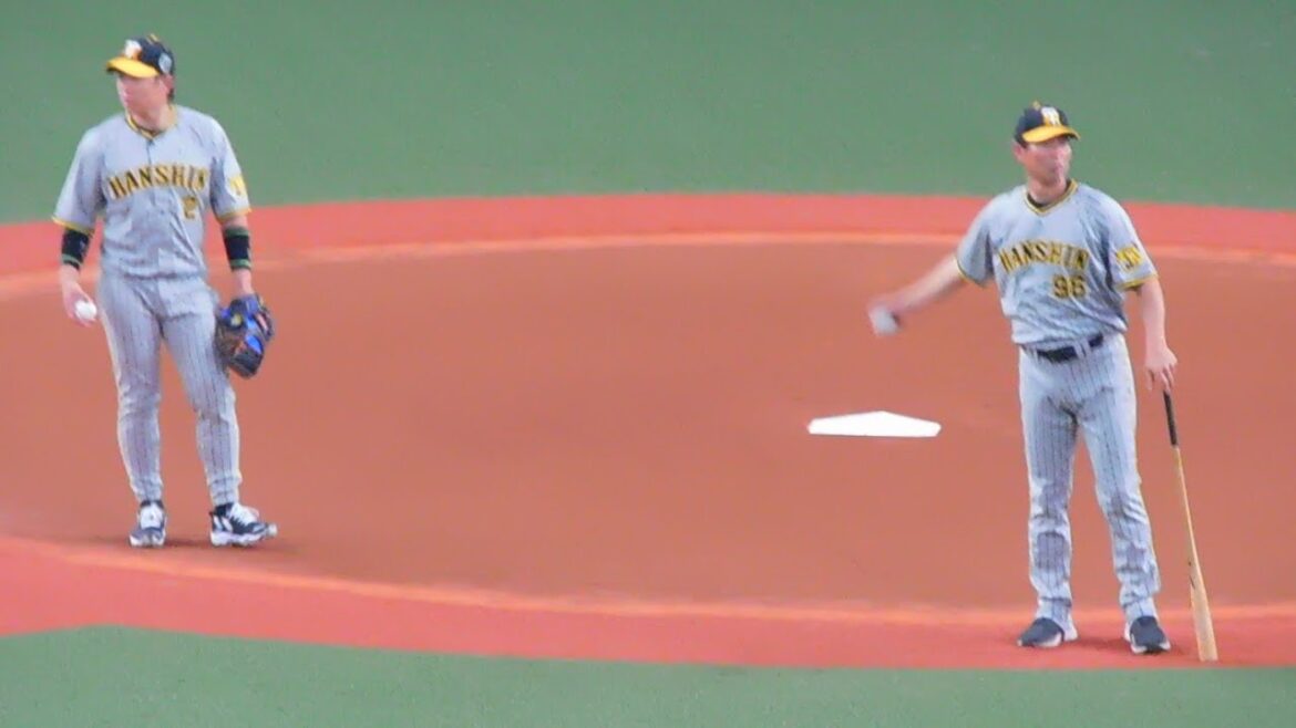 【全員野球で日本一へ】梅野隆太郎 ノックに参加せずサポートに徹する 2023.11.4日本シリーズ第6戦