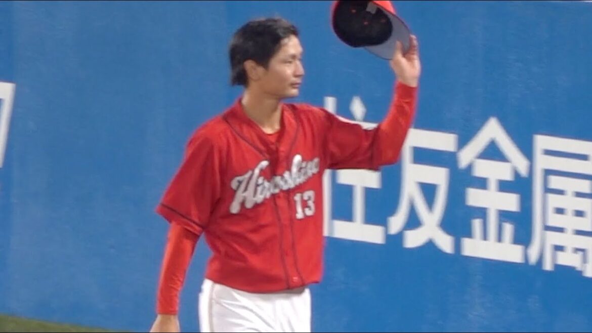 ヒーローインタビュー後、笑顔でファンサしながら神宮を去る森浦大輔 2022年9月10日｜広島東洋カープ