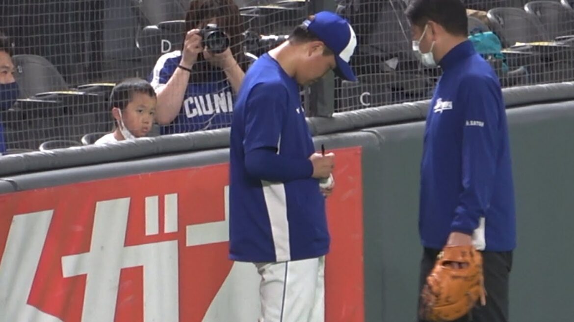 ファンサービス精神が凄い柳、子どもにサインボールをプレゼント&一緒に写真撮影 (2022/06/11)