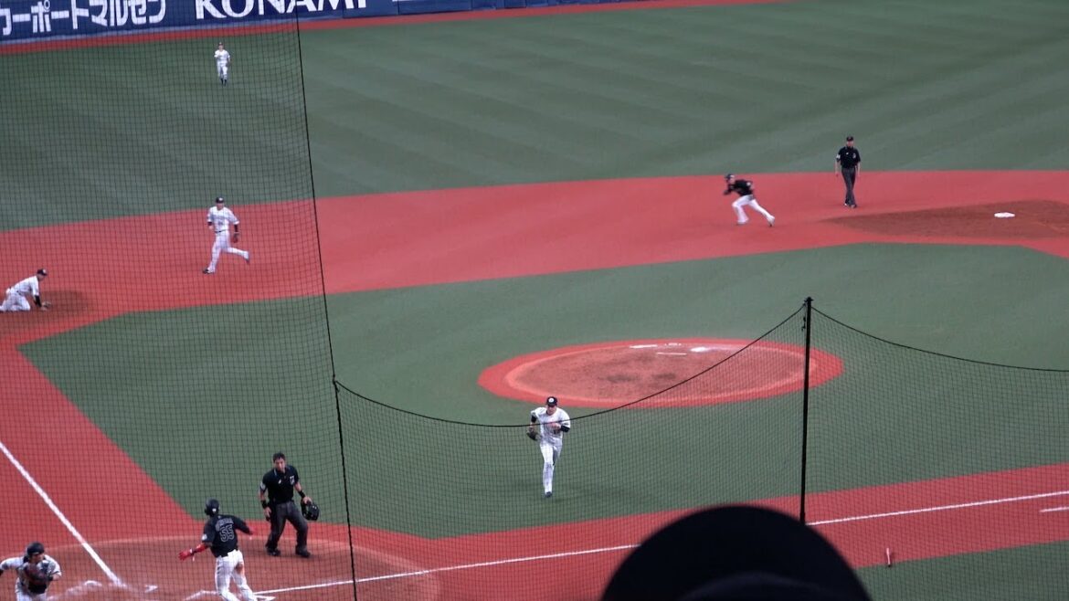 本塁ベースカバーで猛ダッシュする守備職人の紅林弘太郎