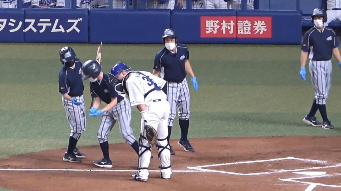 DeNA濵口のバット粉砕。破片を回収する木下拓哉とボールボーイ（2022年3月31日)