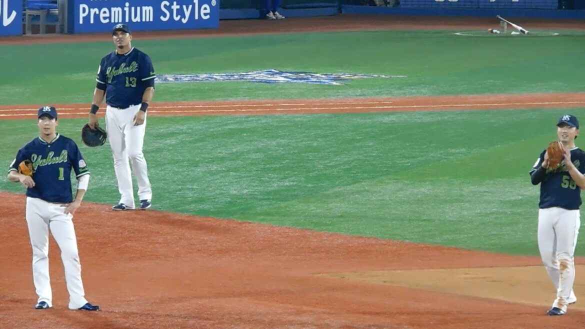 長岡秀樹、山田哲人のファインプレーを見て思わず拍手する