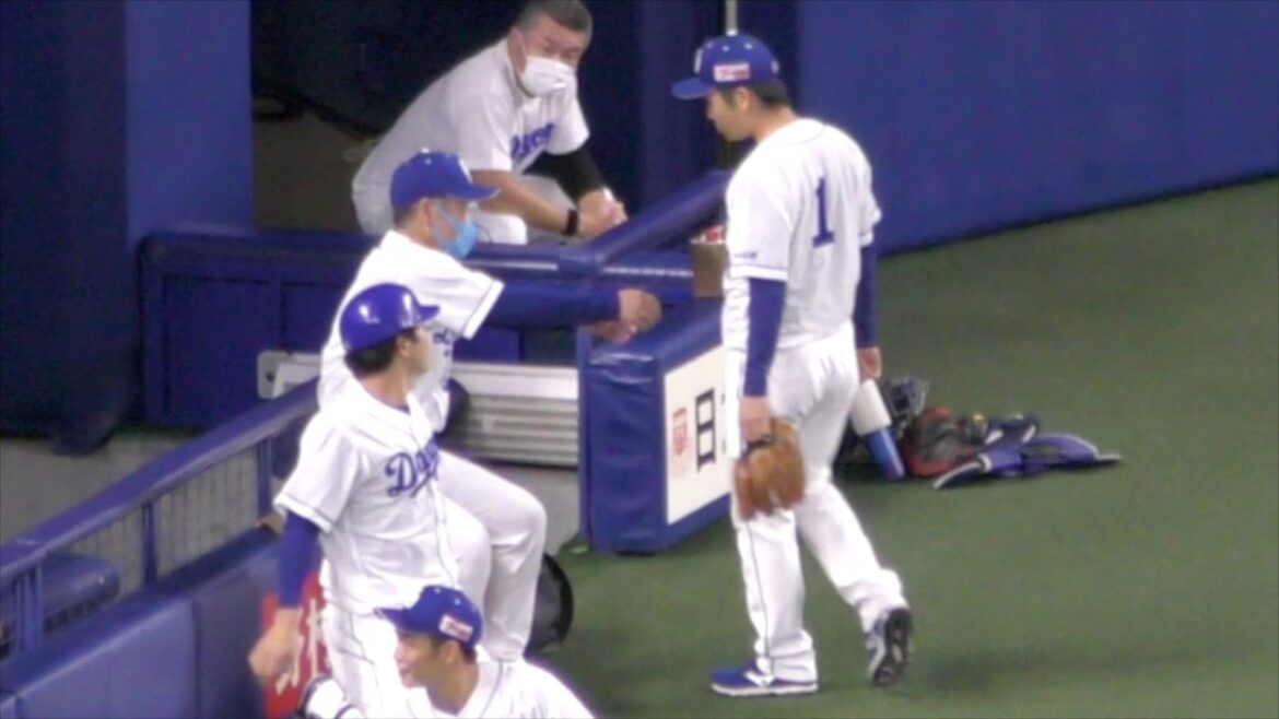 中日コーチにユニフォームを直される溝脇隼人w それを見る郡司裕也【中日ドラゴンズ 2020年 プロ野球】 中日コーチにユニフォームを直される溝脇隼人w それを見る郡司裕也【中日ドラゴンズ 2020年 プロ野球】