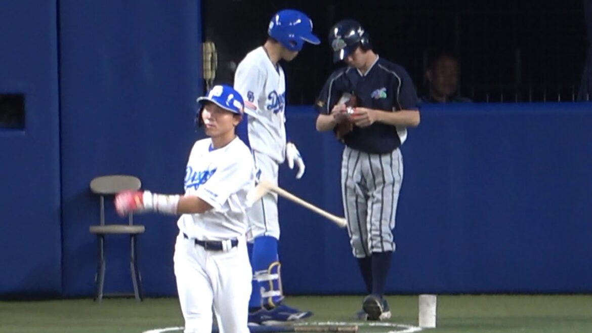 大島が投げたスプレー缶の蓋が外れる→すぐさま直すボールボーイ&試射する岡林 (2023/08/01)