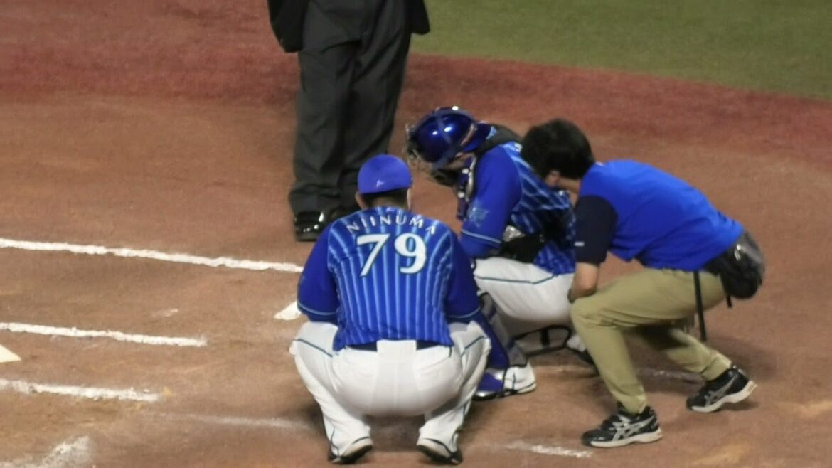 伊藤光の伊藤光にファールボールが直撃して悶絶する…